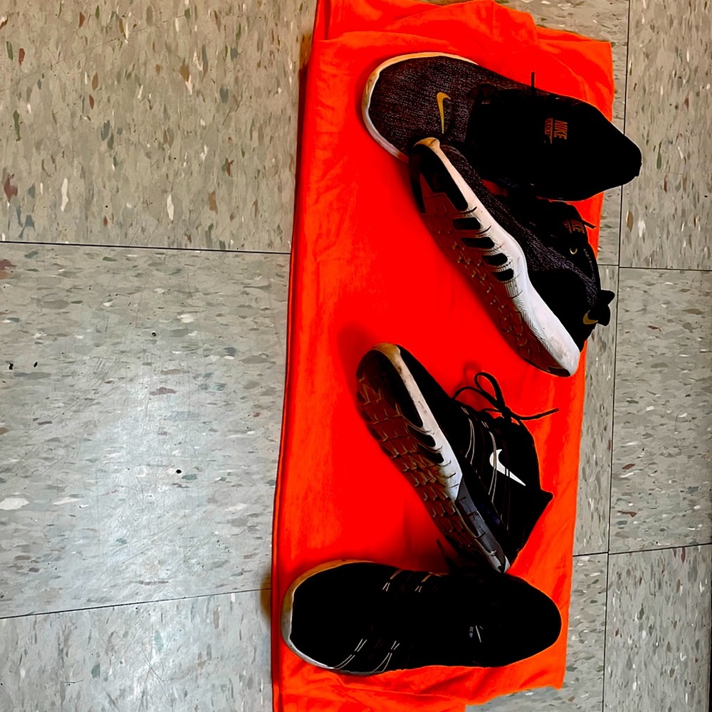 Selling two women shoes.